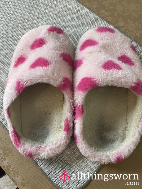 Are Super Stinky Soft And Fluffy Bedroom Slippers
