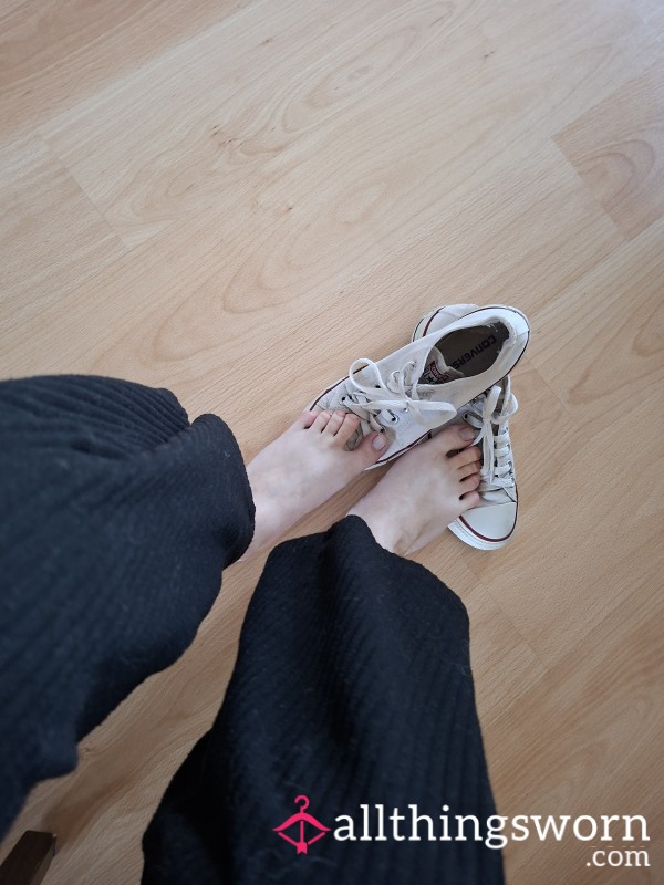 ASMR VIDEO|Barefeet In White Converse🥵 |feet+legs Only
