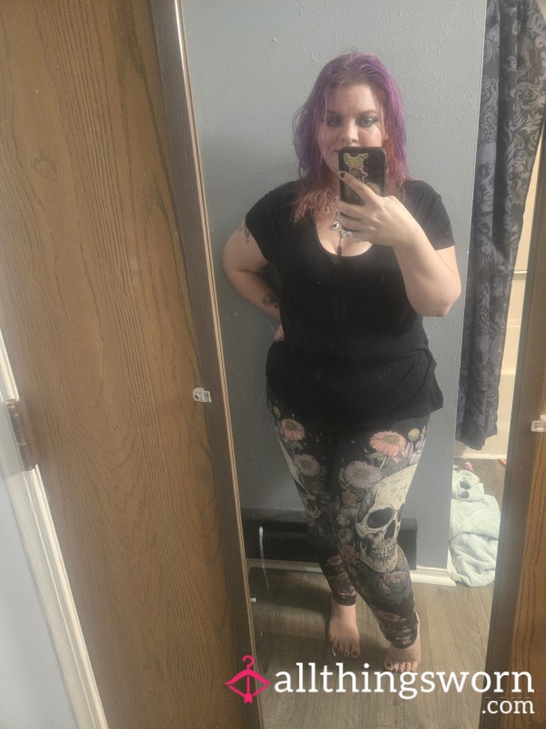 A** Worshipping In Black Skull Printed Leggings