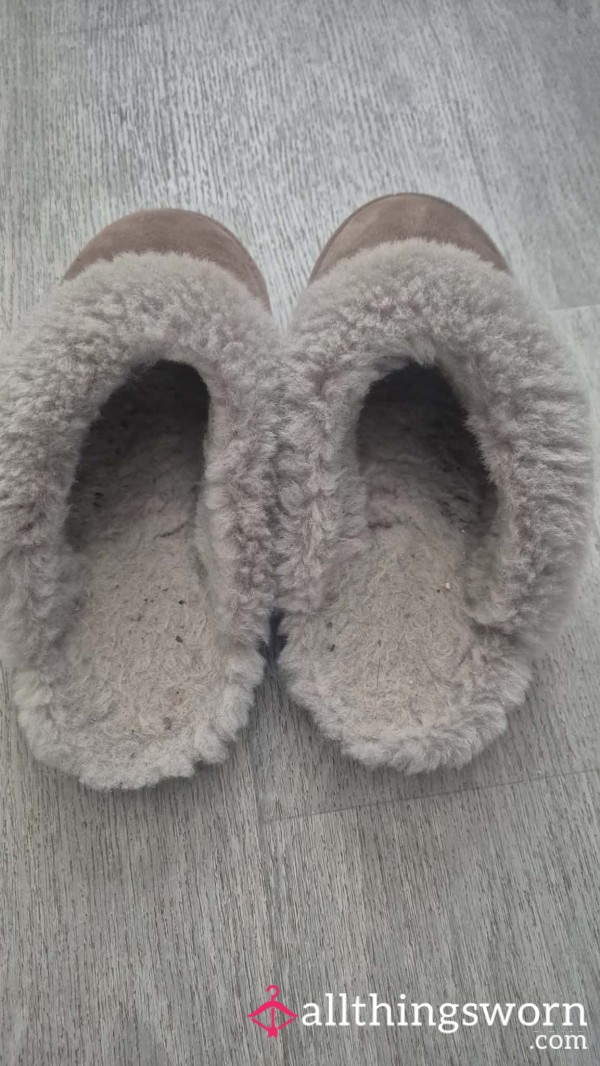 Authentic Well‑Worn Slippers – Long‑Term Wear