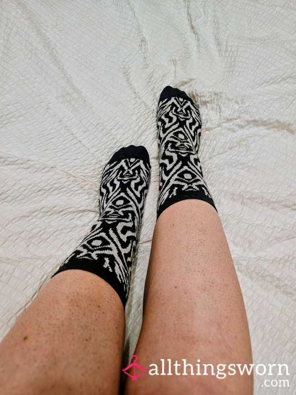 🧦 Aztec Style Design Black And White Well Worn Socks 🎱