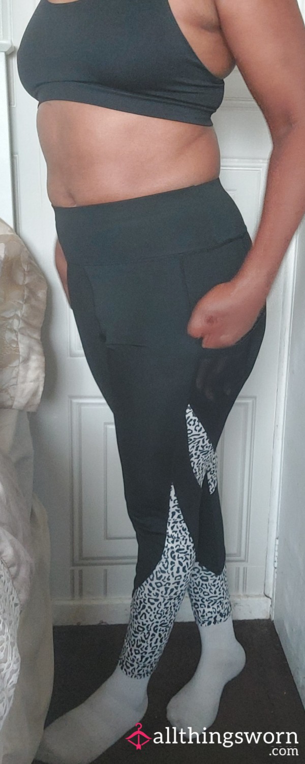 💋Back And White Leggings/yoga Pants, Stretched From Squats And Running 💋.