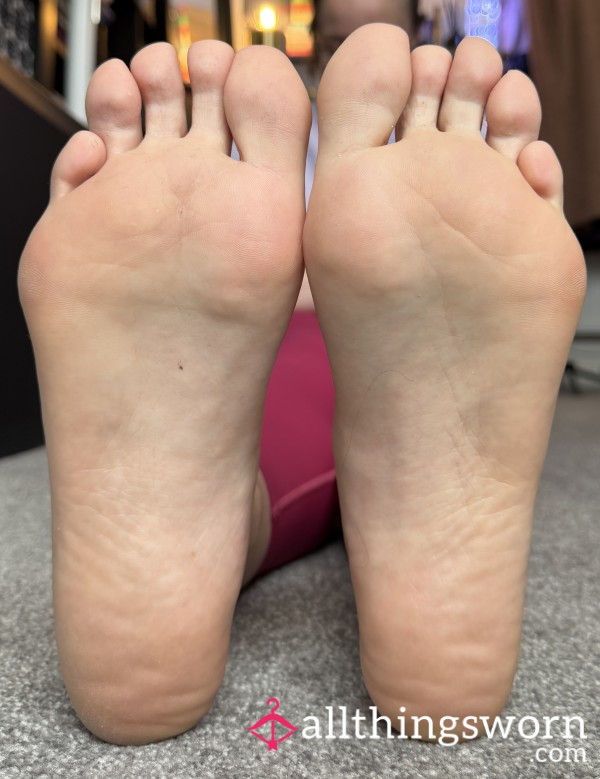 Bare Feet Set - Soft Soles, Toes & Close-Ups (10 Pics)