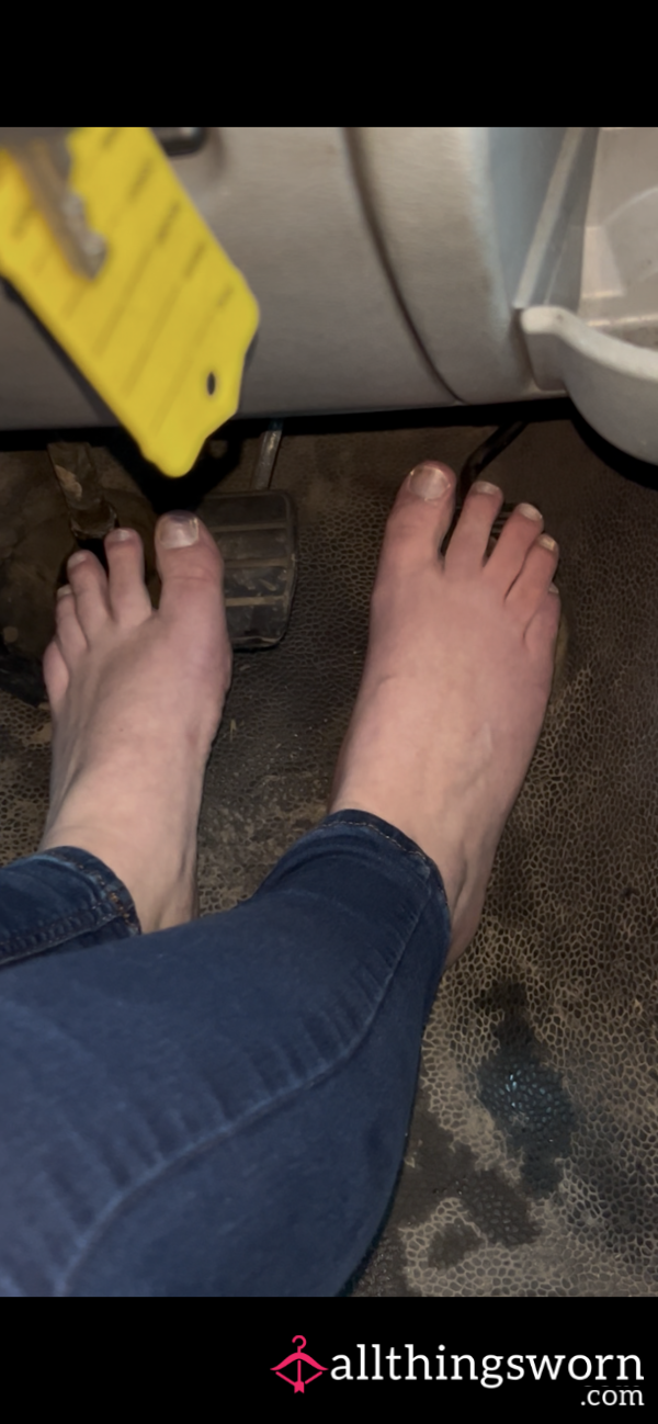 Bare Foot 🦶🏻 Dirty Diesel Engine Rev 💨