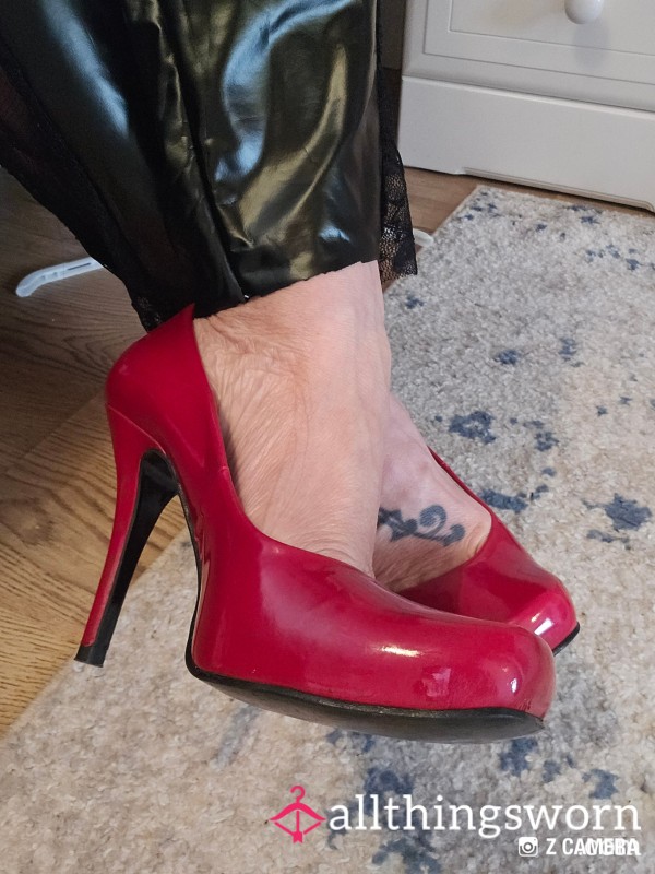 Bare Foot Red Shiny Heels A Shiny Black Leggings Foot Tease