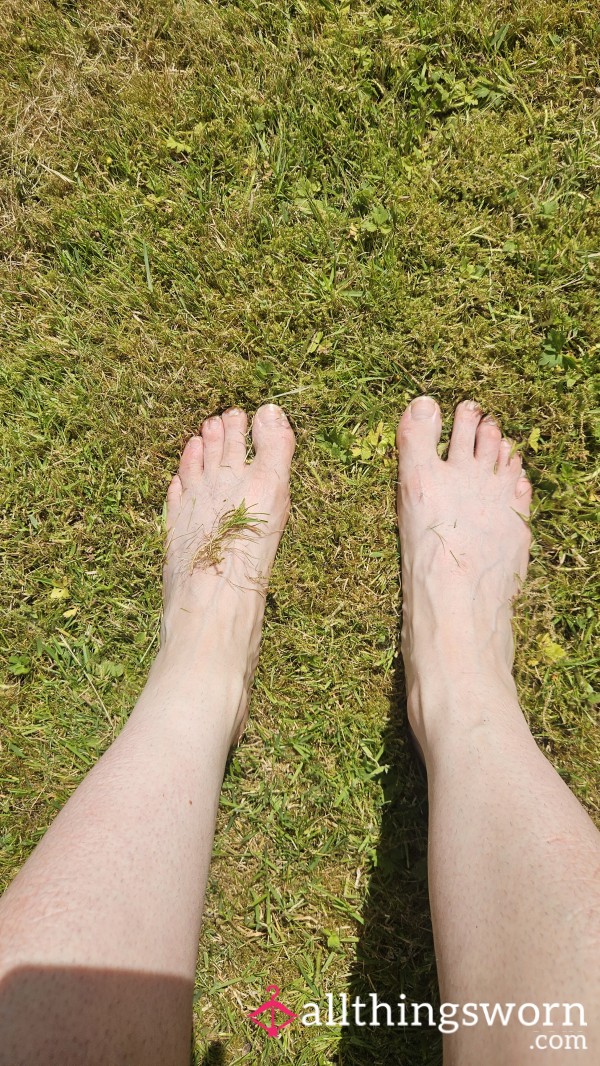 Barefeet On Gra**