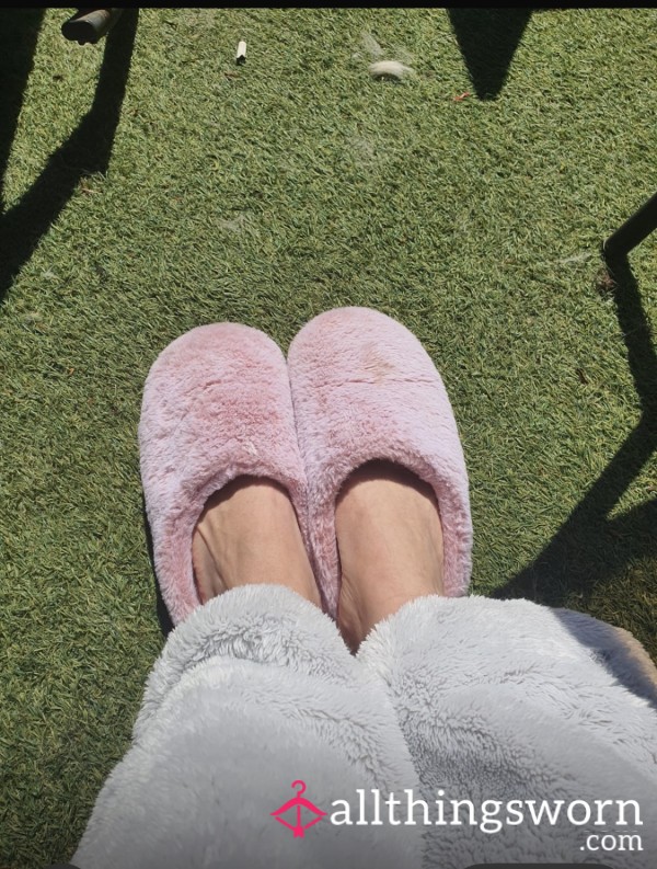 Barefoot 🦶🏻 Pic In The Garden