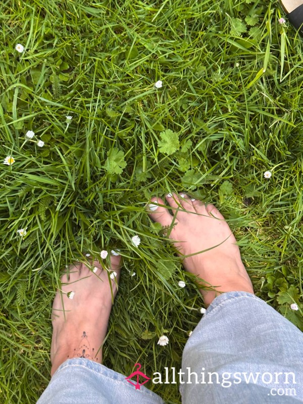 Barfuß Im Sommer Im Grünen Gras