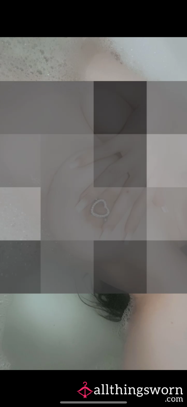 Bath, Bubbles And Boobies 🤭