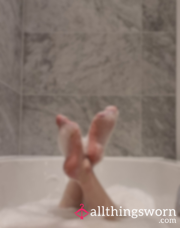 Bath Session 🛁👣 (10 Photos)