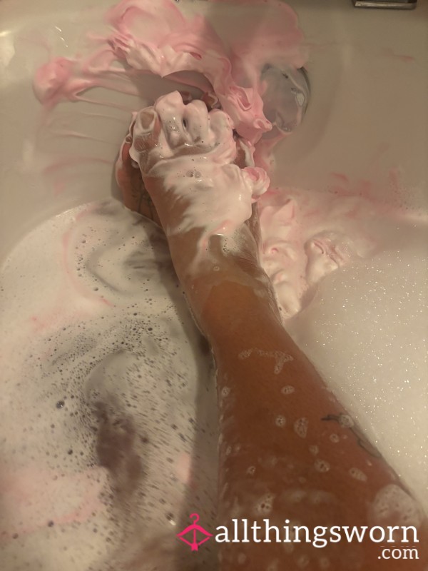 Bath Time Bubbles And Foamy Feet Play !!