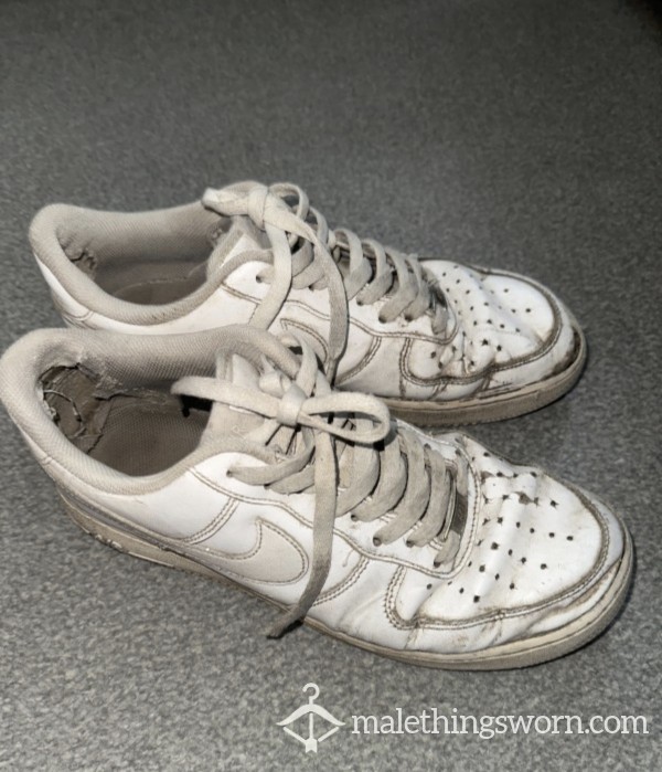 BATTERED NIKE WHIRE AIR FORCES