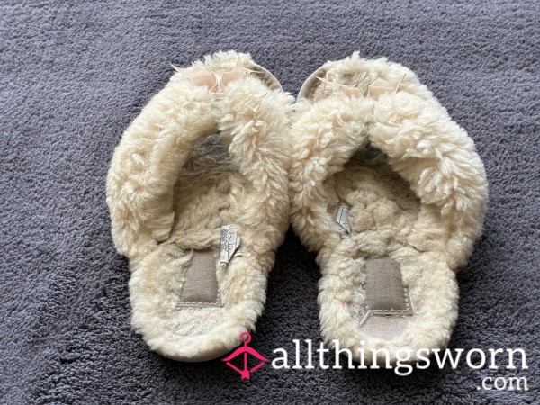 *SOLD* Battered Ugg Flip Flop Slippers