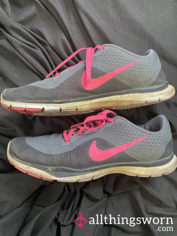 Beat Up Nikes Size 7.5