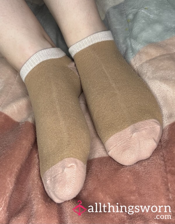 Beige Ankle Socks With Pink Toes And Heels And A White Edge