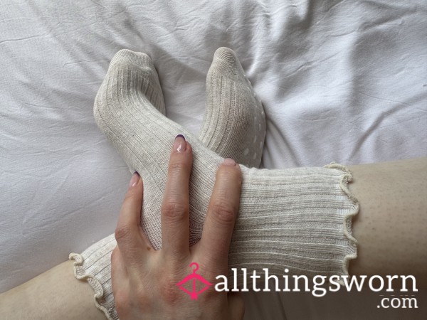 🌹 Beige Ribbed Rose Socks – Sweet, Soft & Girly 🌹