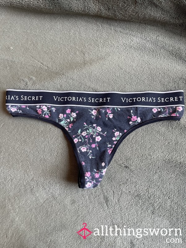 BLACK AND FLOWER VICTORIAS SECRET THONG🖤🩷
