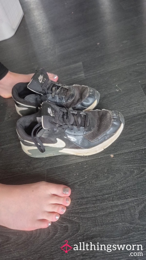 Black And White Nikes Worn Barefoot