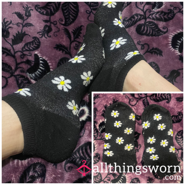 Black Ankle Socks With Cute Daisy Print