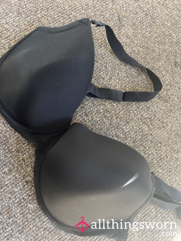 Black Bra – Sleek, Worn & Full Of Temptation