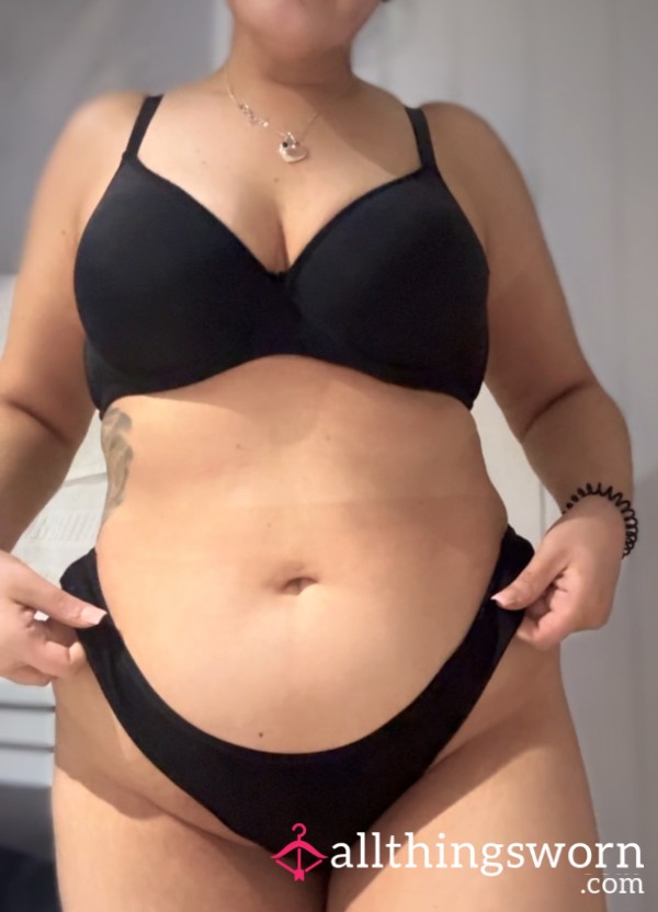 Black Bra And Thongs 😍