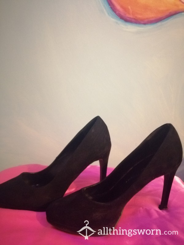 BLACK COURT HEELS VERY WORN