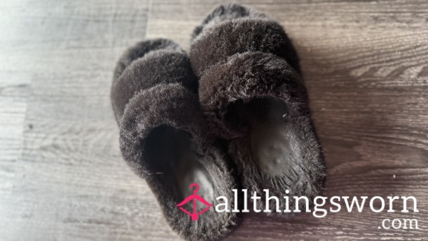 Black Fluffy Slipper Worn For Outdoor