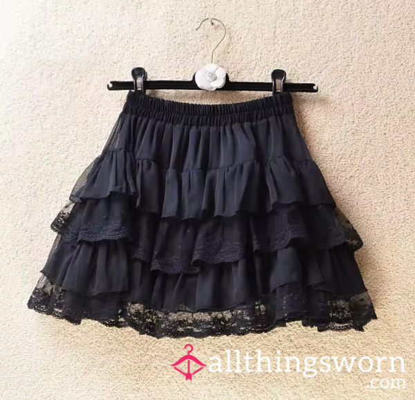Black Gothic Flowy Skirt, Womens Clothing, Womens Skirts, Size 16. 🖤