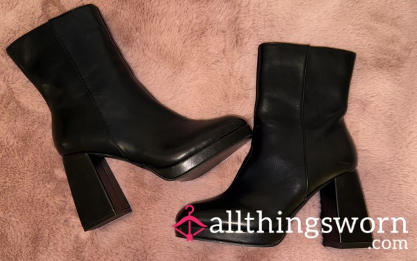 Black Heeled Boots 👢