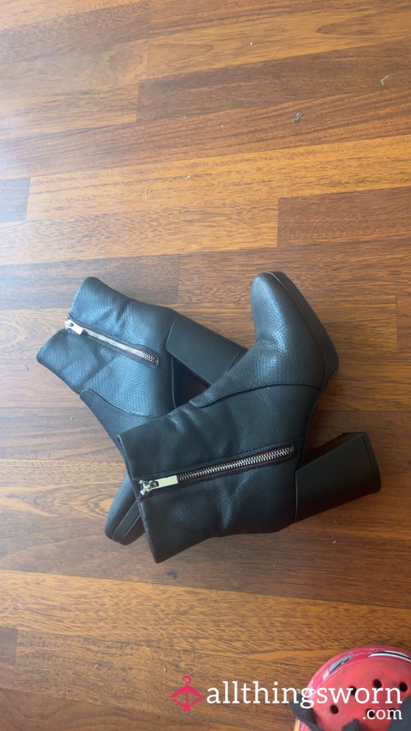 Black Heeled Boots 🩶