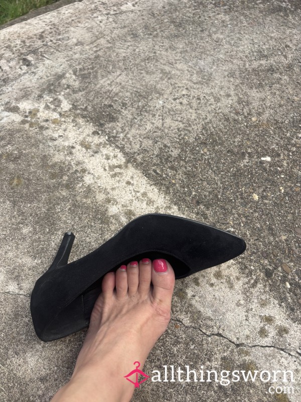 “Black Heels, Bare Feet, No Shame. Wan’t To Sniff Where My Toes Have Been
