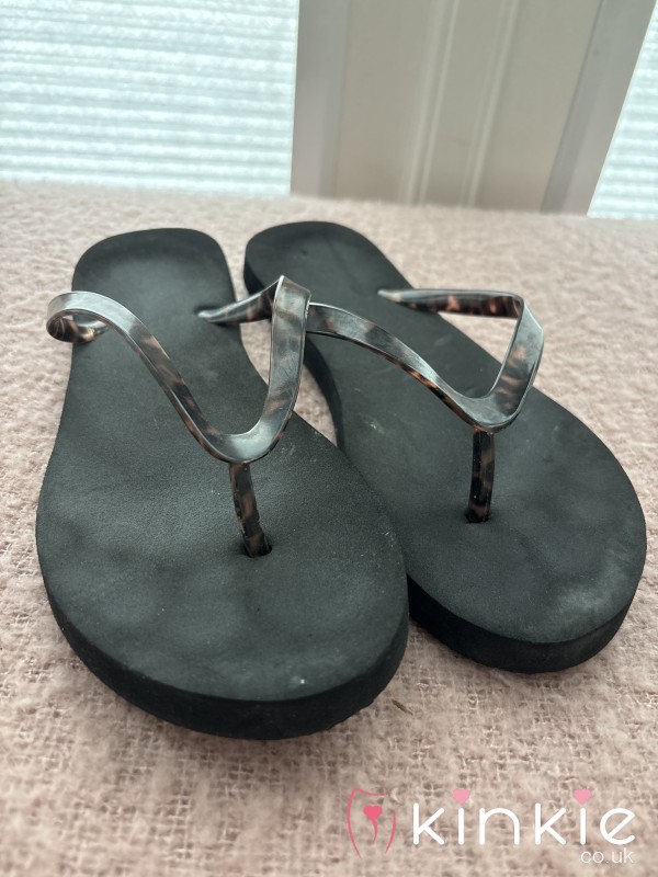 Black Leopard Print Strap Flip Flops UK Size 6 (Hosp*tal Shower Wear)