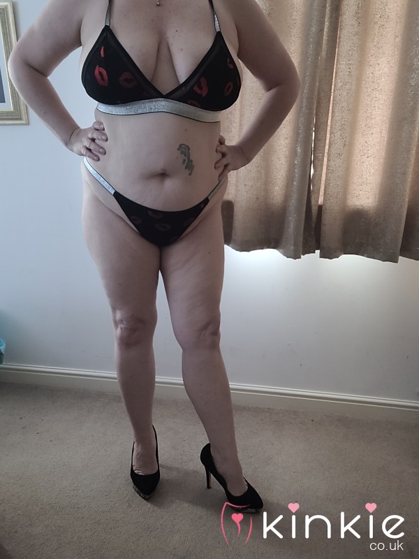 Black Lips Bra And Knickers Set