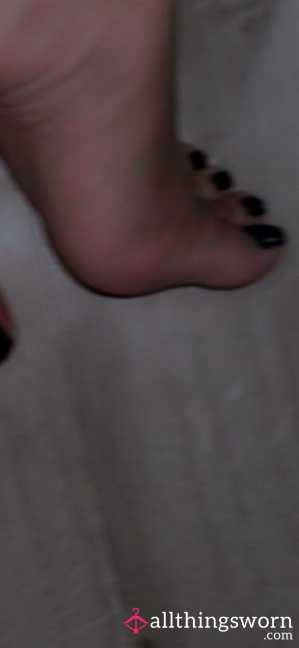 Black Nails & Soft Soles 👀👣 (8 Pics)