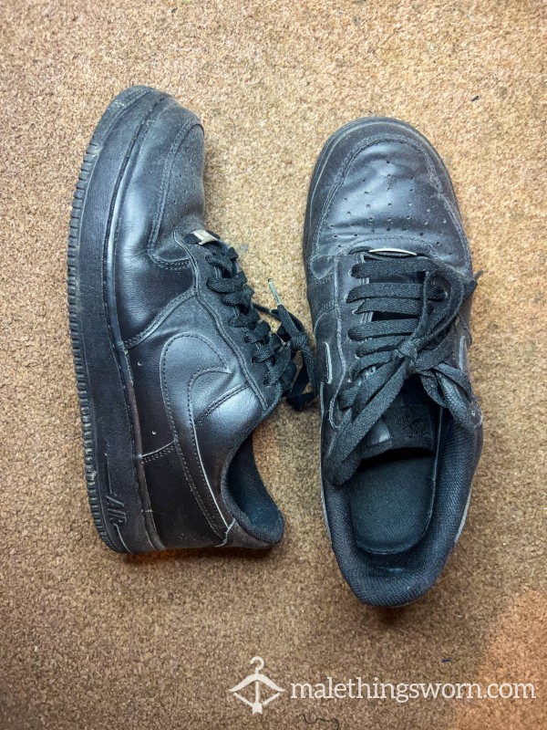 BLACK NIKE AIRFORCE