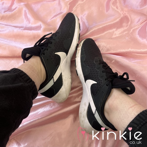 Black Nike Gym Trainers With White And Blue Details 👣