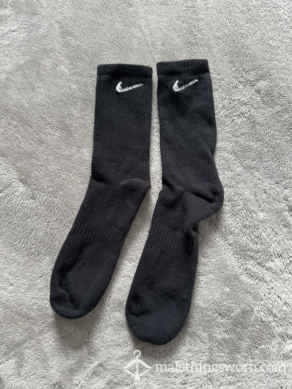 BLACK NIKE SOCKS