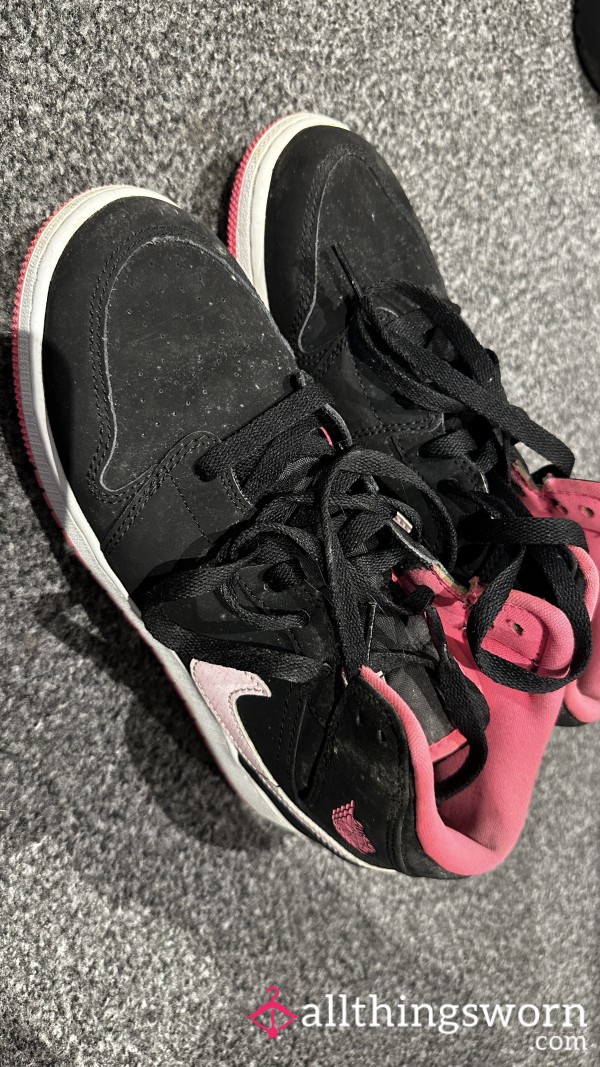 Black & Pink Nike Jordan 1s🩷🖤
