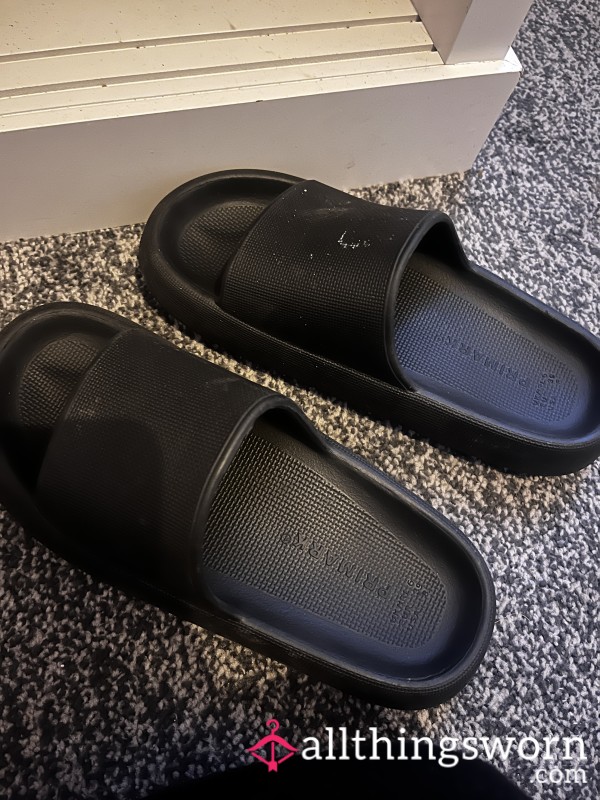 Black Platformed Sliders🖤