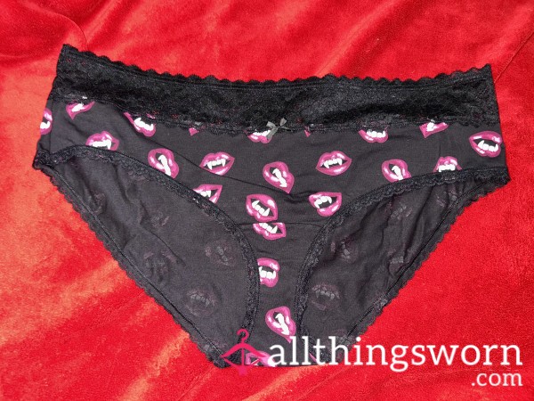 ~BLACK S**Y VAMP LIPS PRINTED COTTON LACE TRIM HALLOWEEN CHEEKY PANTY~
