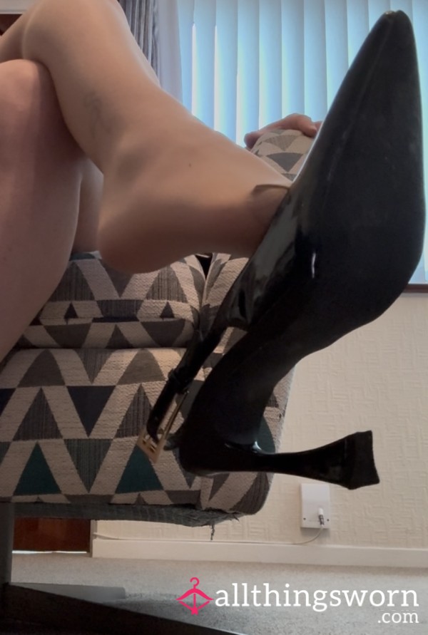 Black Shiny Shoes Heel Dangle In Nude Tights