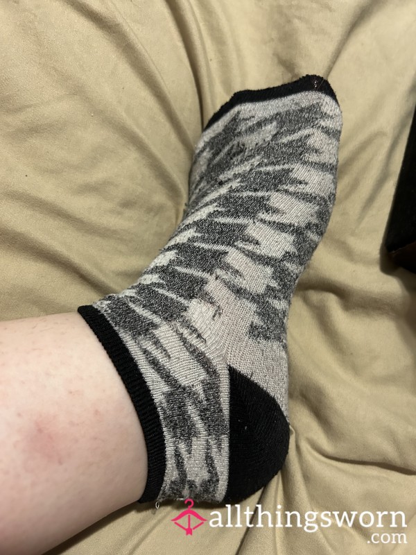 ~BLACK & WHITE HOUNDSTOOTH PRINT ANKLE SOCKS~
