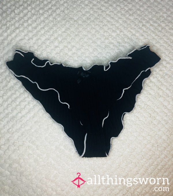 Black & White Ruffled Ribbed Bikini! Size M
