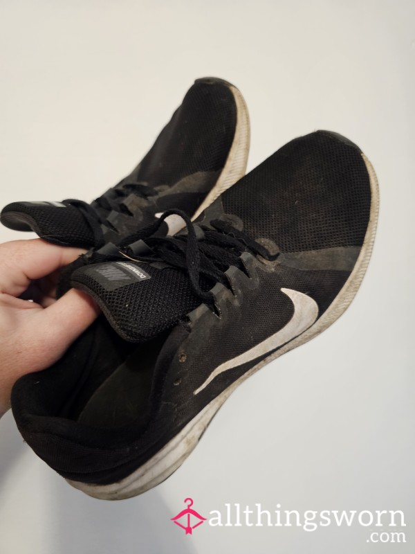 Black & White, Size 5, Nike Sneakers/trainers:: I'm Sure Not They'll Survive Much More Walking & The Smell Is Unforgettable 👣 The Fibres Are Soaked From My Sweaty Feet Scent Mixed With The Mu