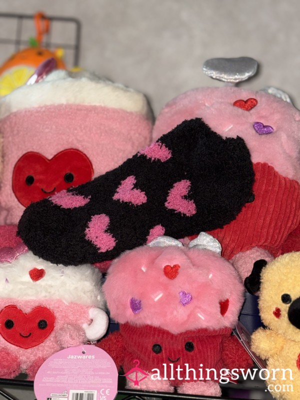 BLACK&PINK HEART ANKLE HEIGHT FUZZIES