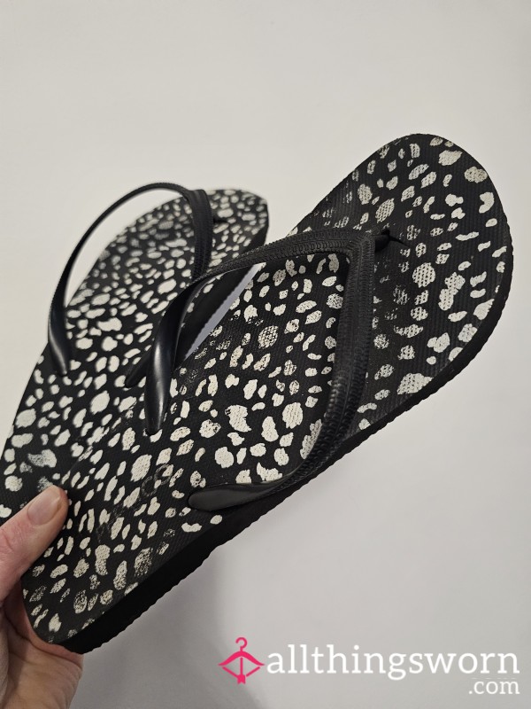 BLACK/WHITE FLIPS FLOPS: Travelled To Various Countries This Year And Now Ready For A New Forever Home 👣