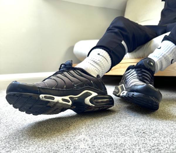 SOLD 💦 Black/white Nike TN