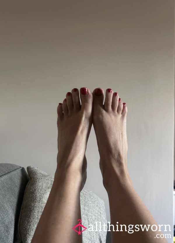 Blank Canvas Feet… Imagine What You Could Do With These?… Go Ahead , Tell Me 😜 Cute Red Toe Nails Don’t You Think?