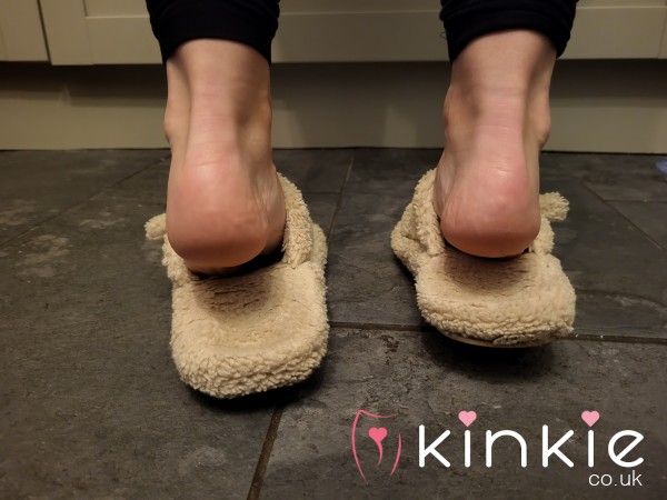 BLONDE PETITE MILF WELL USED STINKY SLIPPERS