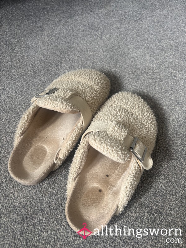 Blondies Well Worn Slippers👣